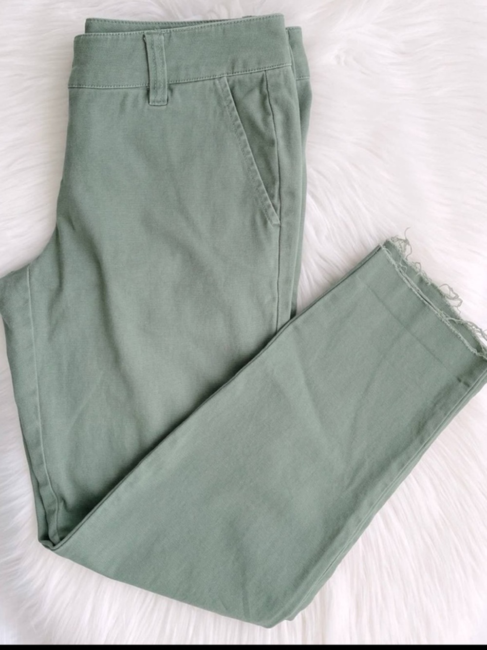 CAbi Green Low Waist Raw Hem 3/4 Ankle Cropped Pants Size 2/ Medium Slim